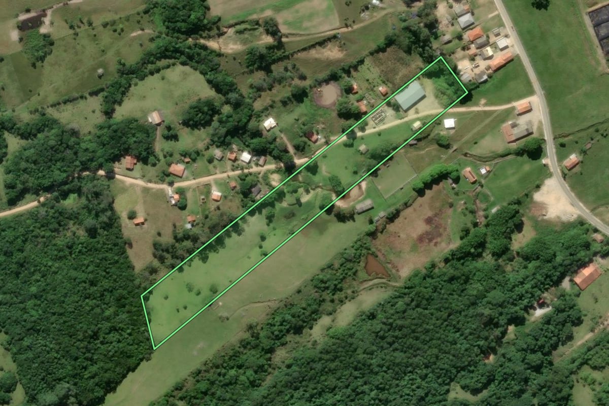 Imagem de satélite do imóvel rural em Laguna (SC), com o contorno declarado no CAR desenhado por cima.