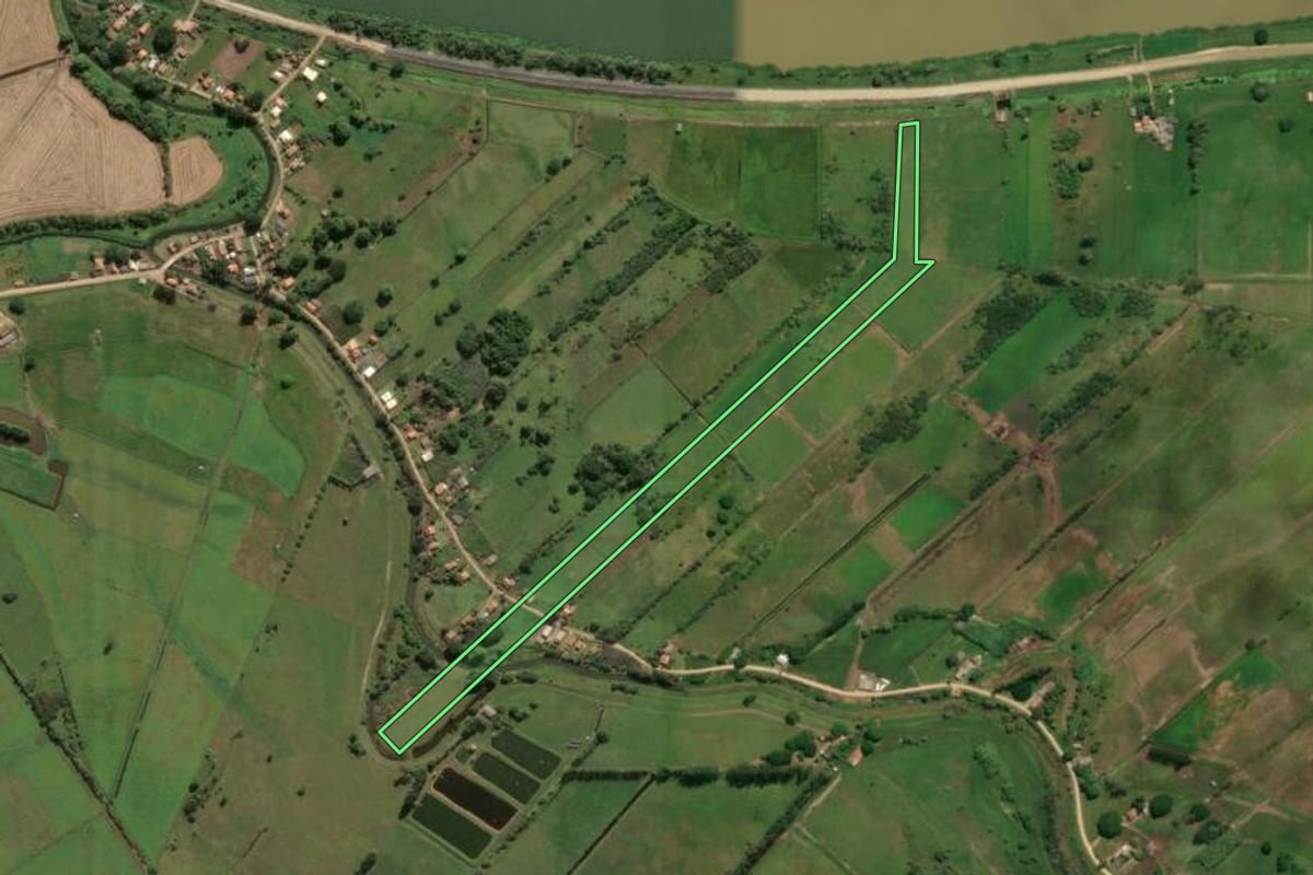 Imagem de satélite do imóvel rural em Laguna (SC), com o contorno declarado no CAR desenhado por cima.