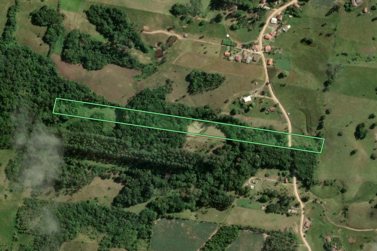 Imagem de satélite do imóvel rural em Laguna (SC), com o contorno declarado no CAR desenhado por cima.