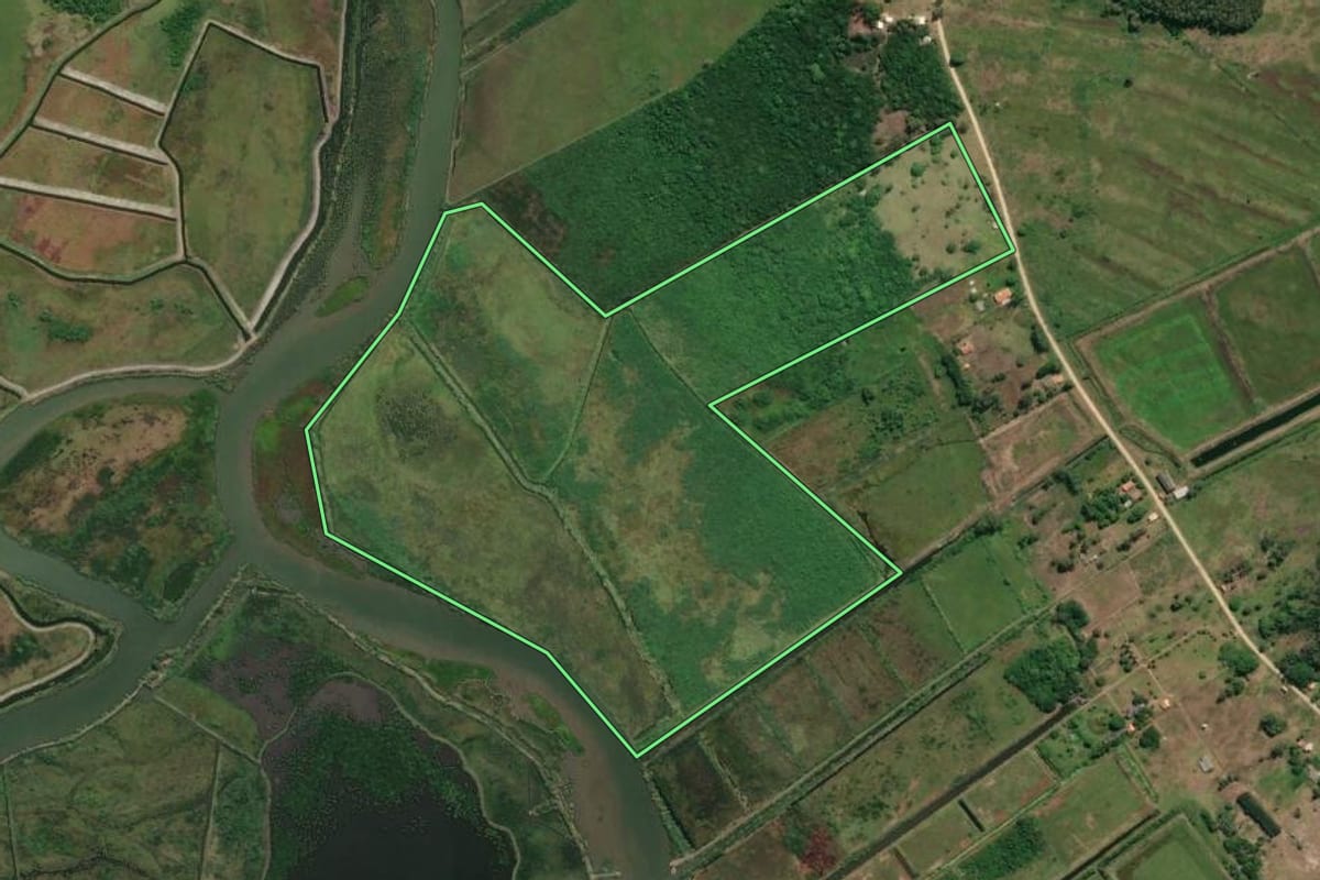 Imagem de satélite do imóvel rural em Laguna (SC), com o contorno declarado no CAR desenhado por cima.