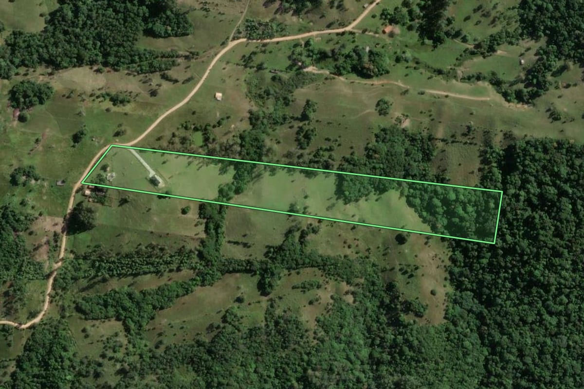 Imagem de satélite do imóvel rural em Laguna (SC), com o contorno declarado no CAR desenhado por cima.