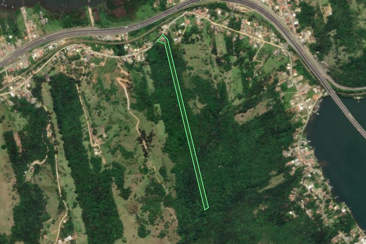 Imagem de satélite do imóvel rural em Laguna (SC), com o contorno declarado no CAR desenhado por cima.