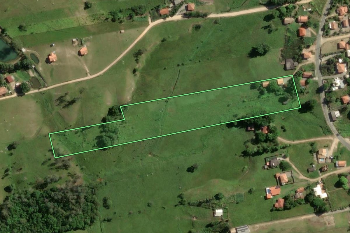 Imagem de satélite do imóvel rural em Laguna (SC), com o contorno declarado no CAR desenhado por cima.