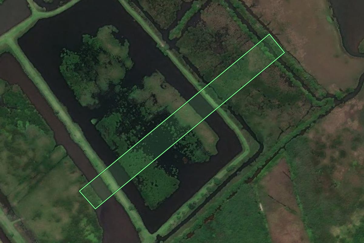 Imagem de satélite do imóvel rural em Laguna (SC), com o contorno declarado no CAR desenhado por cima.