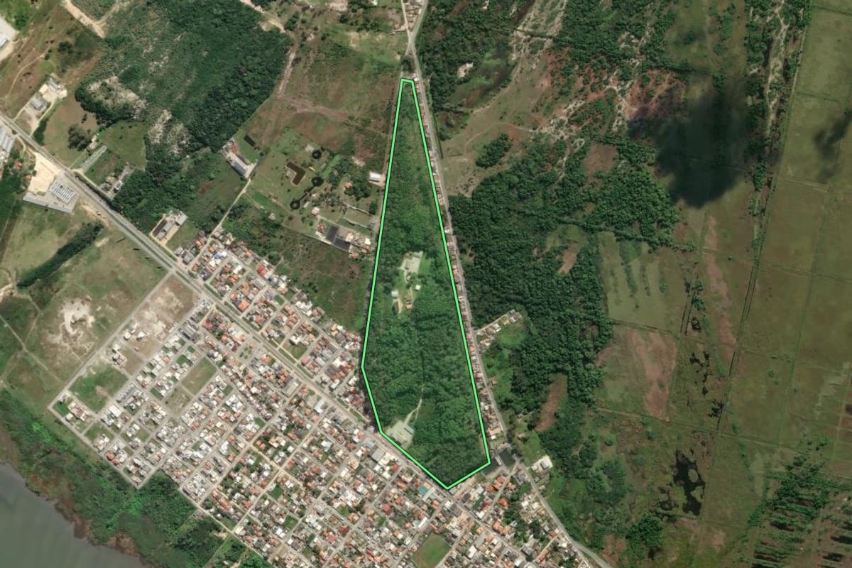 Imagem de satélite do imóvel rural em Laguna (SC), com o contorno declarado no CAR desenhado por cima.