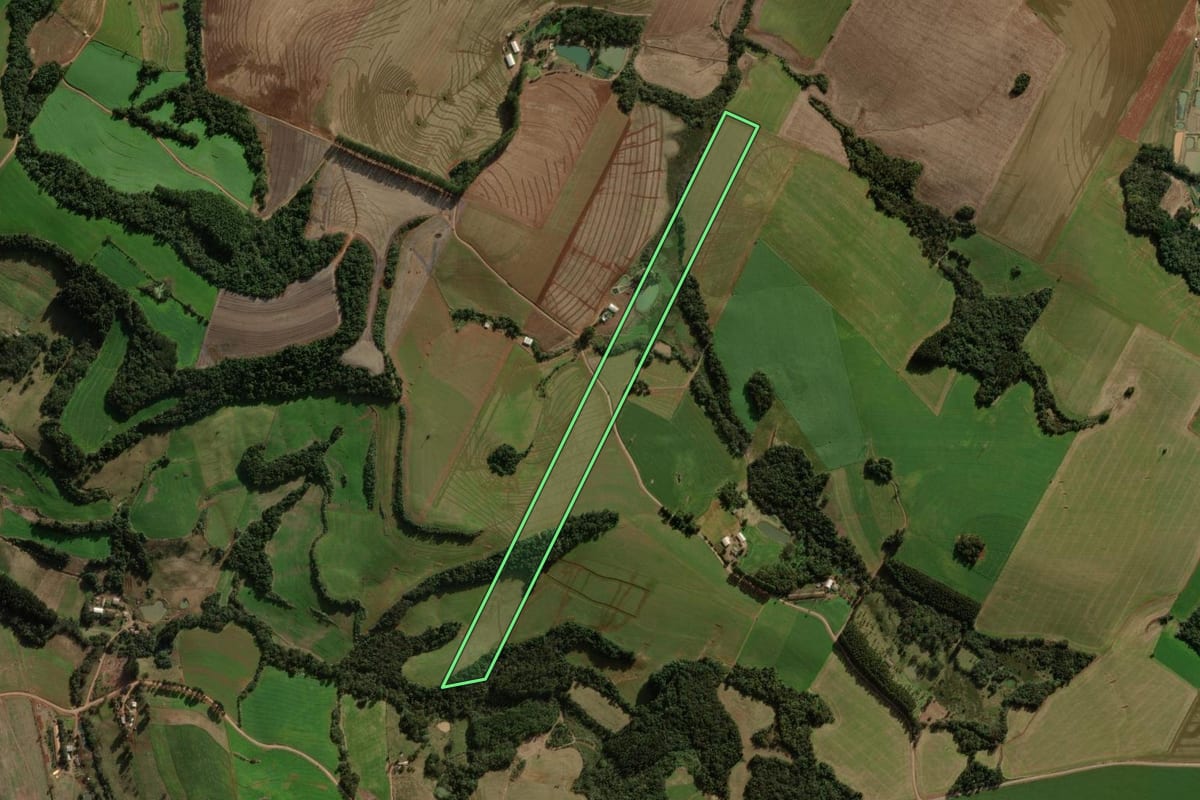 Imagem de satélite do imóvel rural em Lajeado Grande (SC), com o contorno declarado no CAR desenhado por cima.
