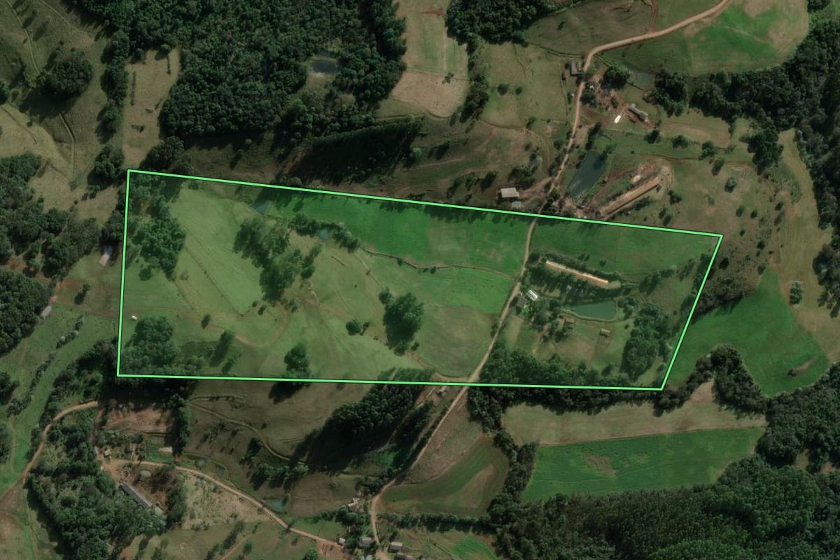 Imagem de satélite do imóvel rural em Lajeado Grande (SC), com o contorno declarado no CAR desenhado por cima.
