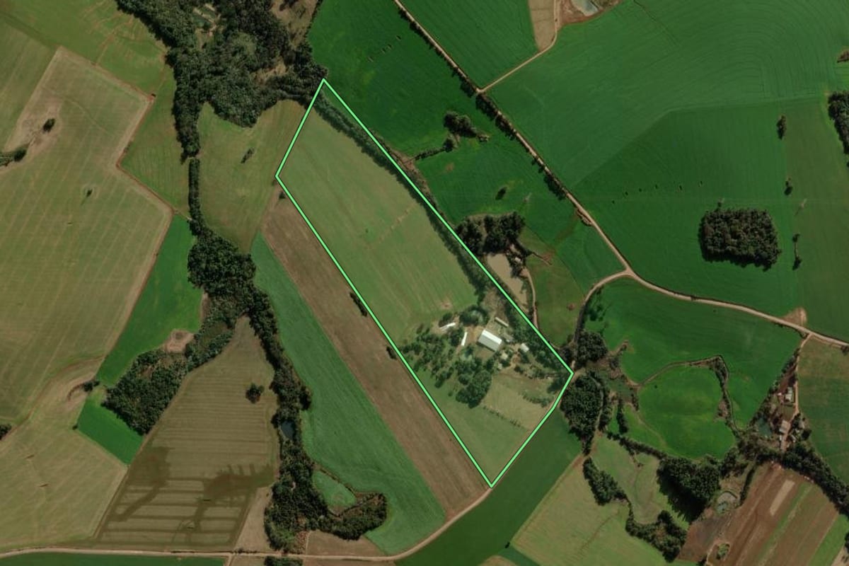 Imagem de satélite do imóvel rural em Lajeado Grande (SC), com o contorno declarado no CAR desenhado por cima.