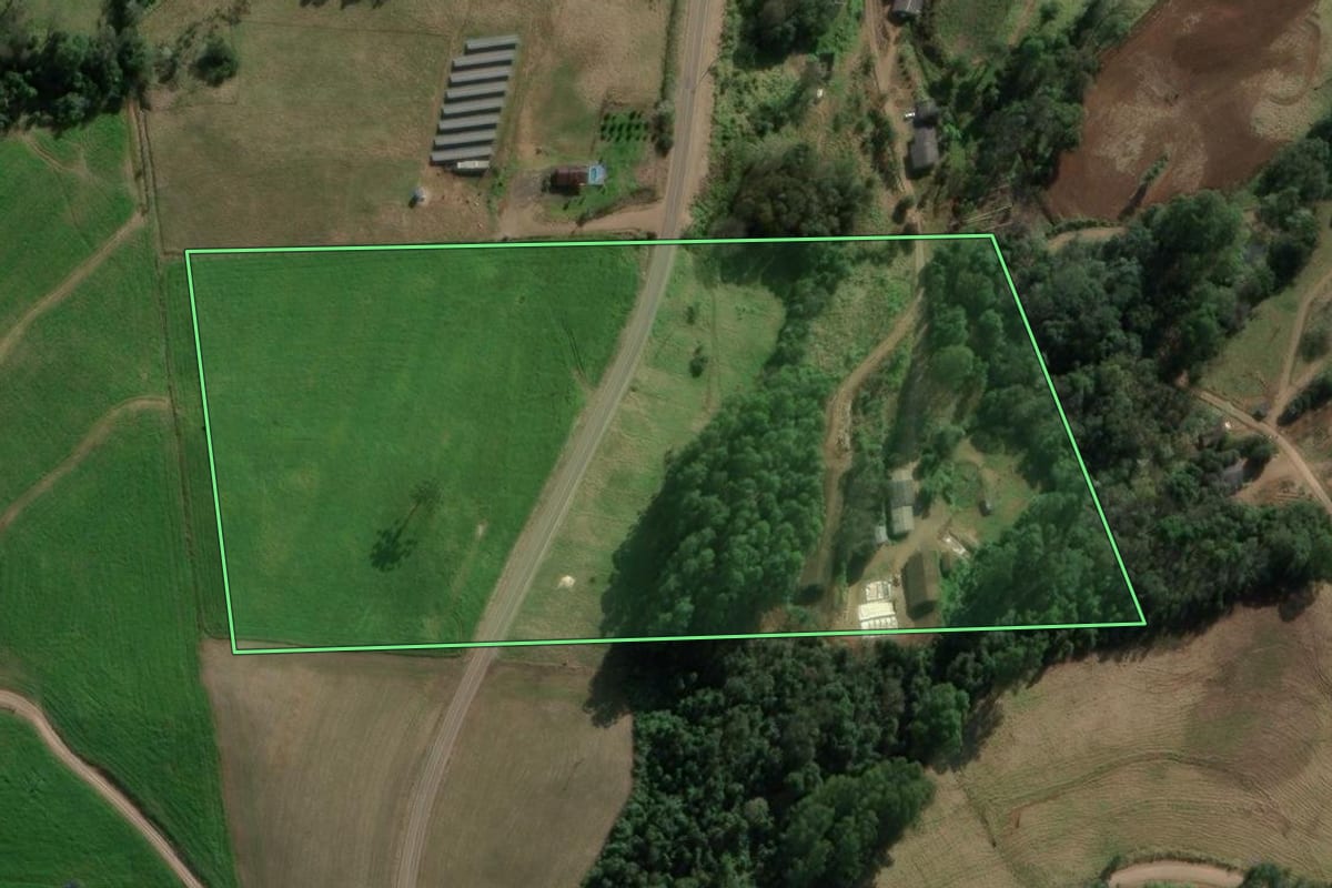 Imagem de satélite do imóvel rural em Lajeado Grande (SC), com o contorno declarado no CAR desenhado por cima.