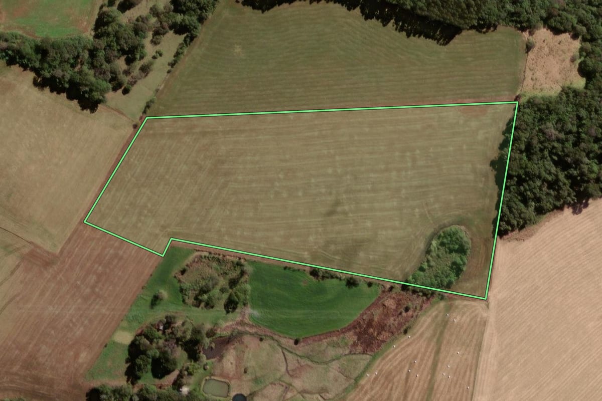 Imagem de satélite do imóvel rural em Lajeado Grande (SC), com o contorno declarado no CAR desenhado por cima.