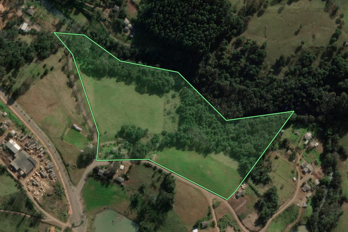 Imagem de satélite do imóvel rural em Lajeado Grande (SC), com o contorno declarado no CAR desenhado por cima.