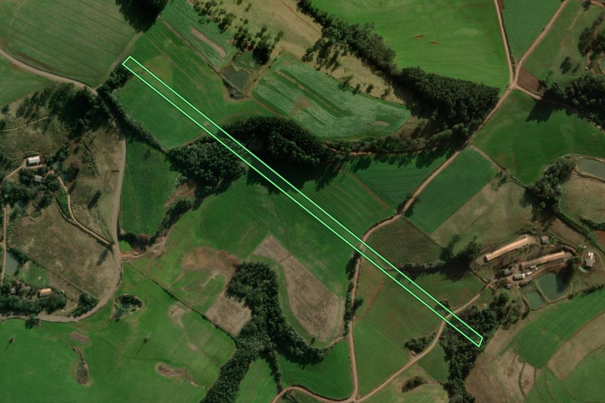 Imagem de satélite do imóvel rural em Lajeado Grande (SC), com o contorno declarado no CAR desenhado por cima.