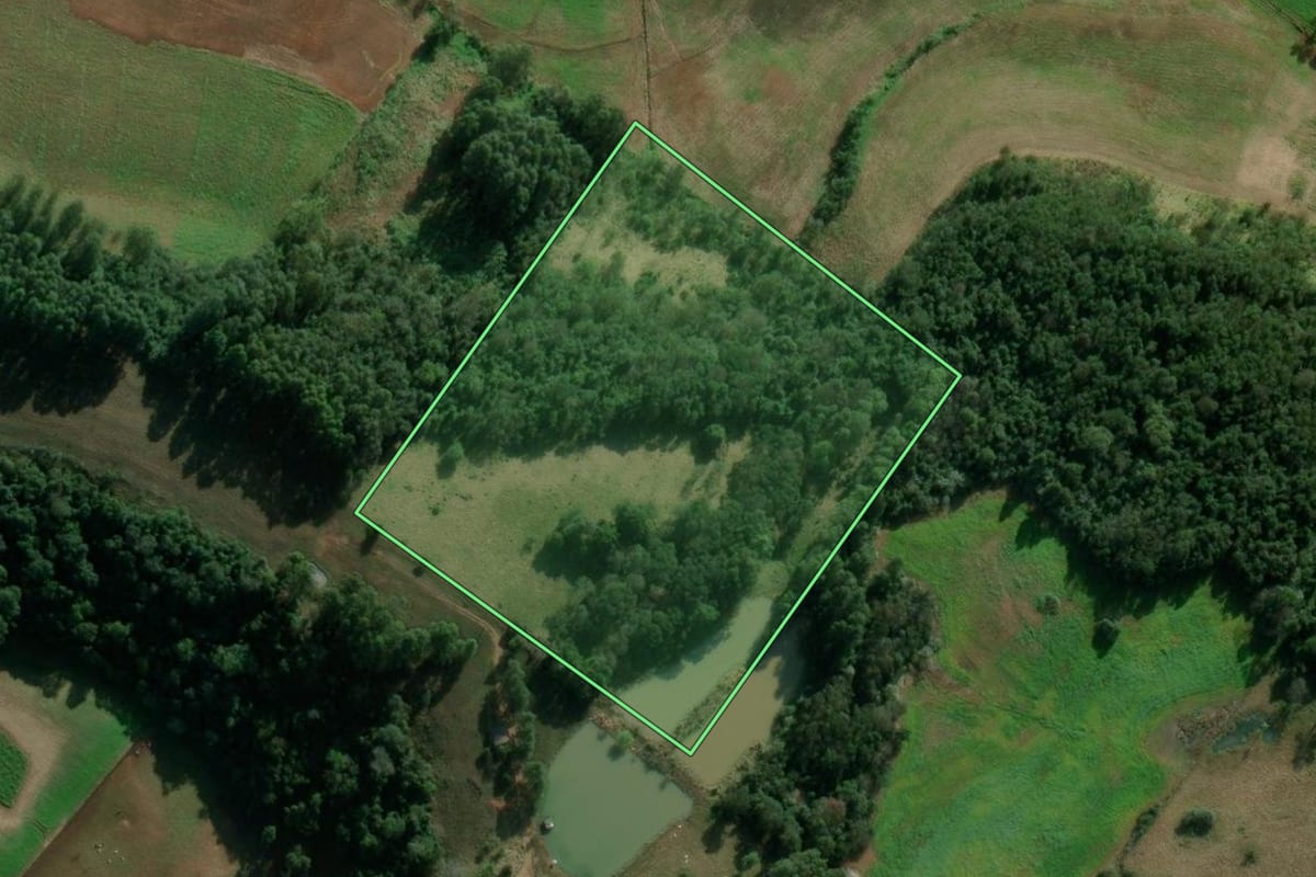Imagem de satélite do imóvel rural em Lajeado Grande (SC), com o contorno declarado no CAR desenhado por cima.