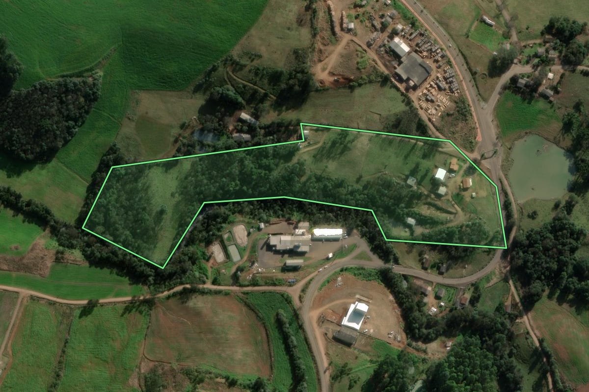 Imagem de satélite do imóvel rural em Lajeado Grande (SC), com o contorno declarado no CAR desenhado por cima.