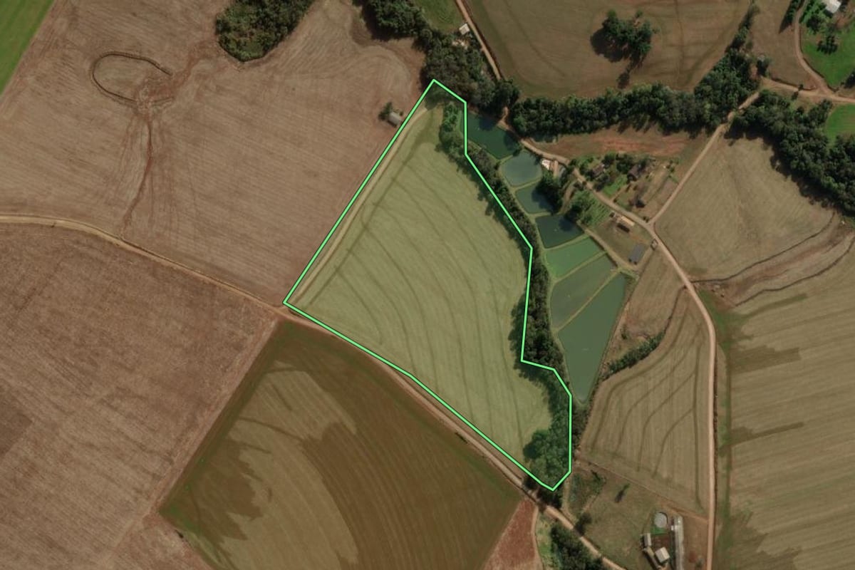 Imagem de satélite do imóvel rural em Lajeado Grande (SC), com o contorno declarado no CAR desenhado por cima.