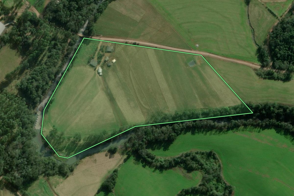 Imagem de satélite do imóvel rural em Lajeado Grande (SC), com o contorno declarado no CAR desenhado por cima.