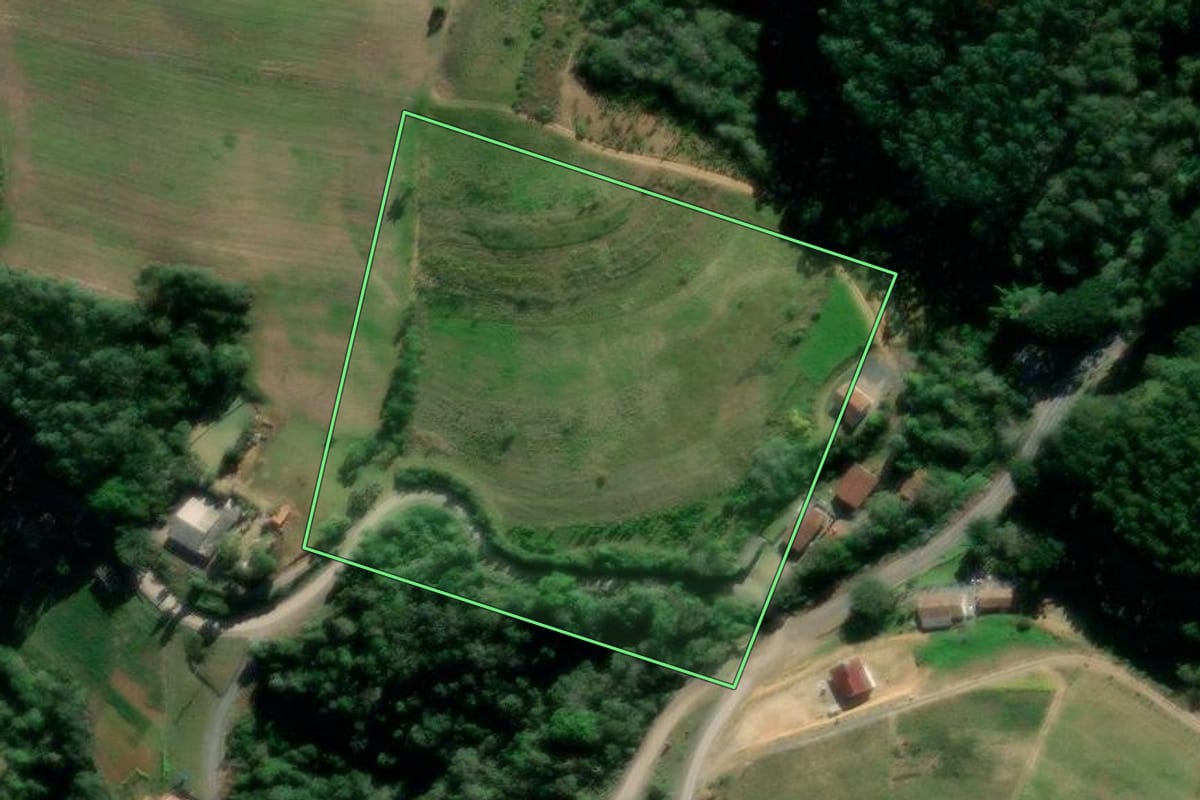 Imagem de satélite do imóvel rural em Laurentino (SC), com o contorno declarado no CAR desenhado por cima.