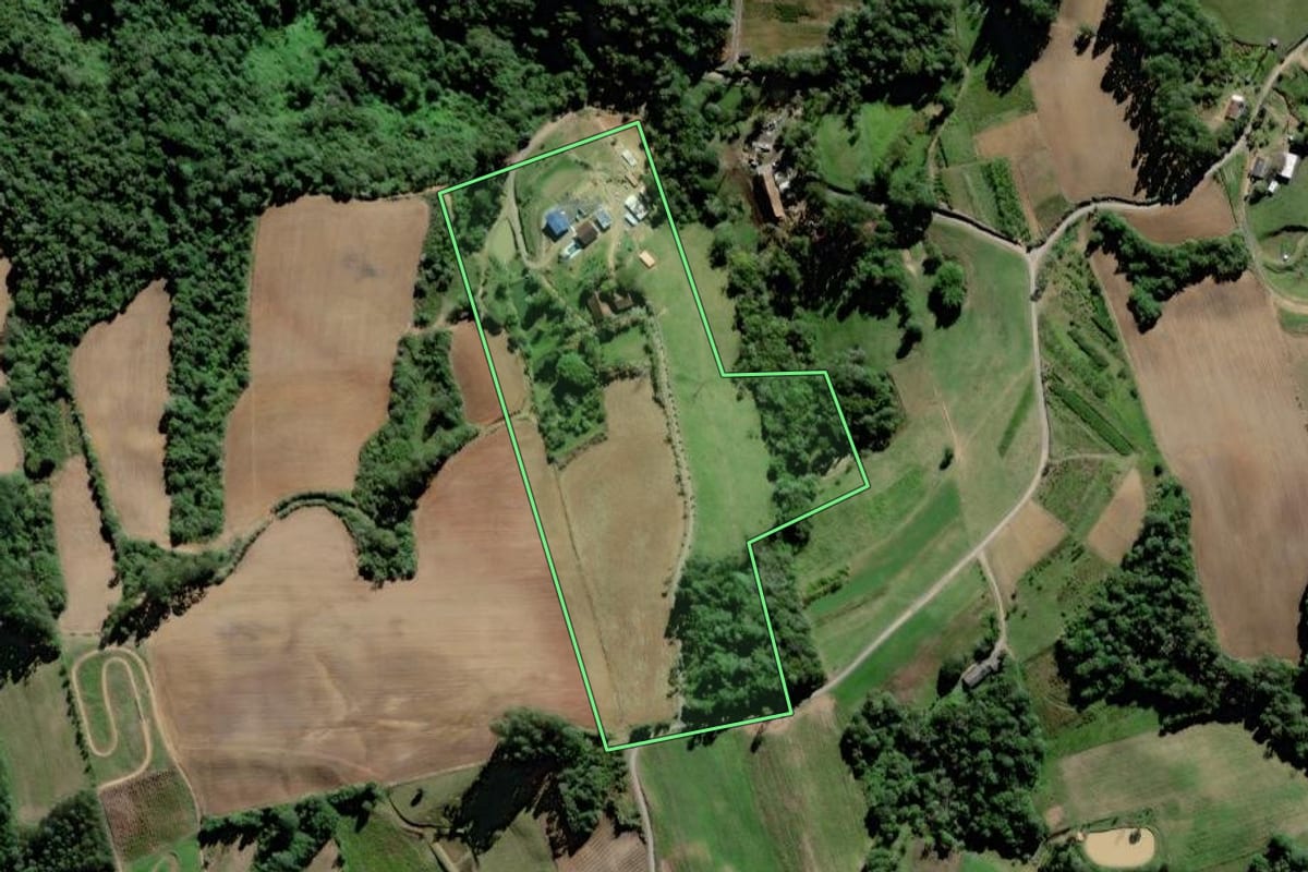 Imagem de satélite do imóvel rural em Laurentino (SC), com o contorno declarado no CAR desenhado por cima.