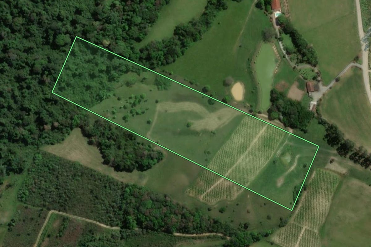 Imagem de satélite do imóvel rural em Laurentino (SC), com o contorno declarado no CAR desenhado por cima.