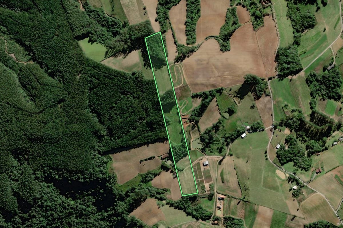 Imagem de satélite do imóvel rural em Laurentino (SC), com o contorno declarado no CAR desenhado por cima.