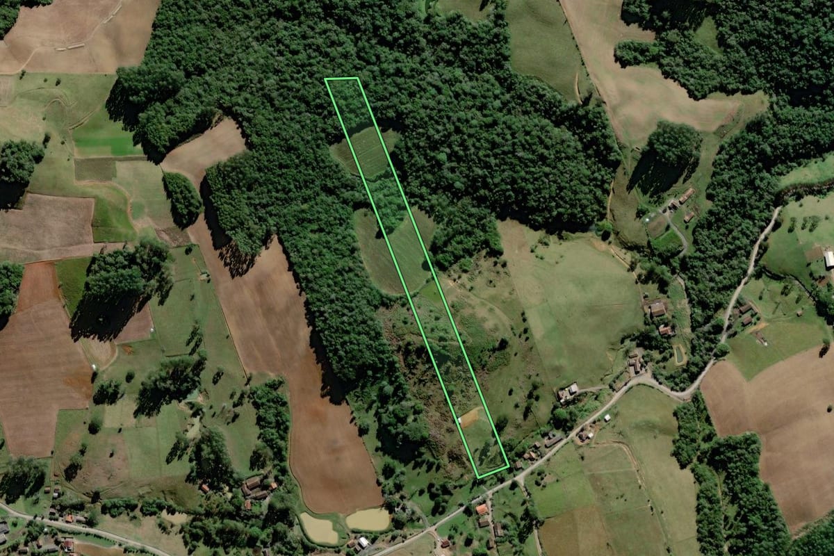 Imagem de satélite do imóvel rural em Laurentino (SC), com o contorno declarado no CAR desenhado por cima.
