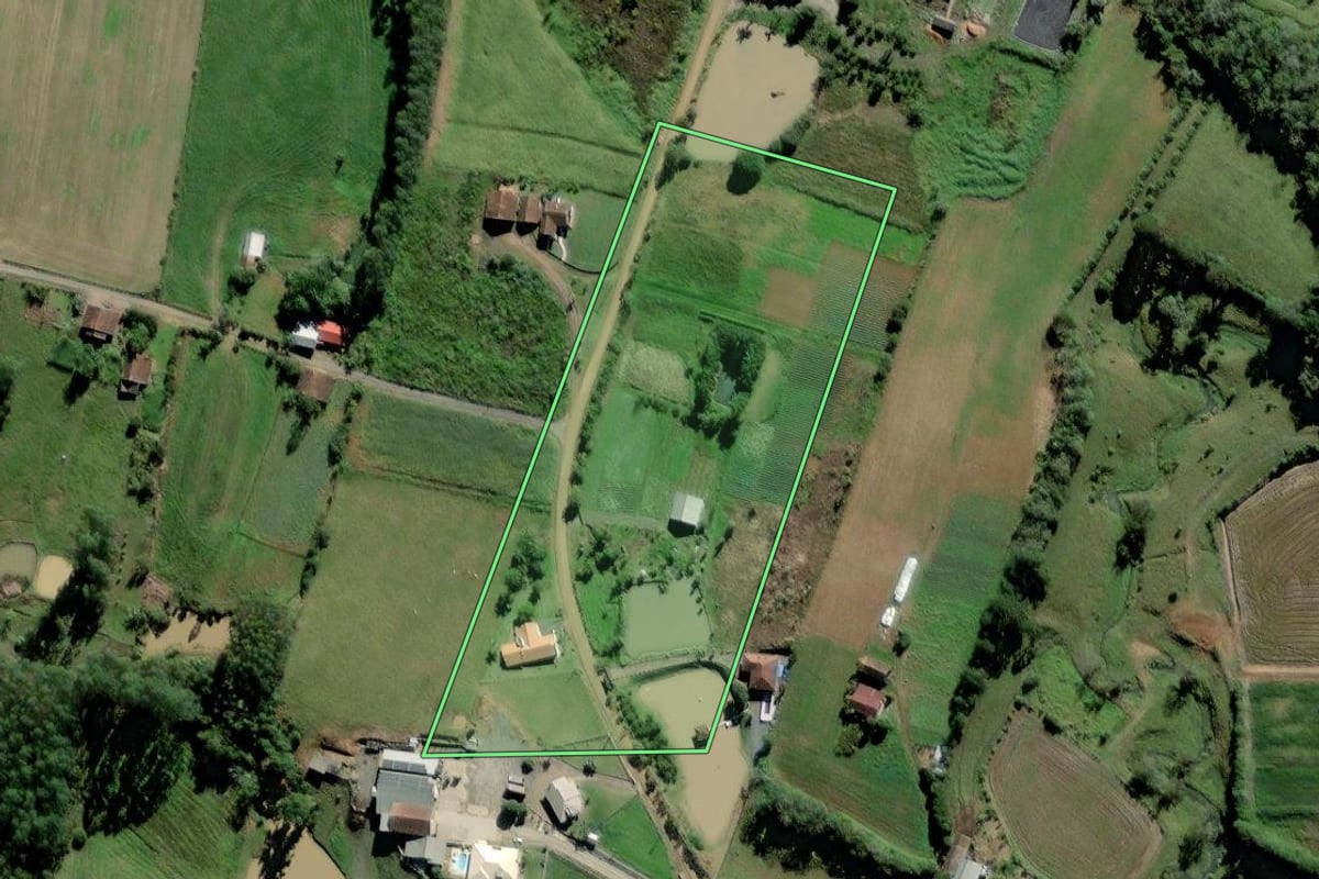 Imagem de satélite do imóvel rural em Laurentino (SC), com o contorno declarado no CAR desenhado por cima.