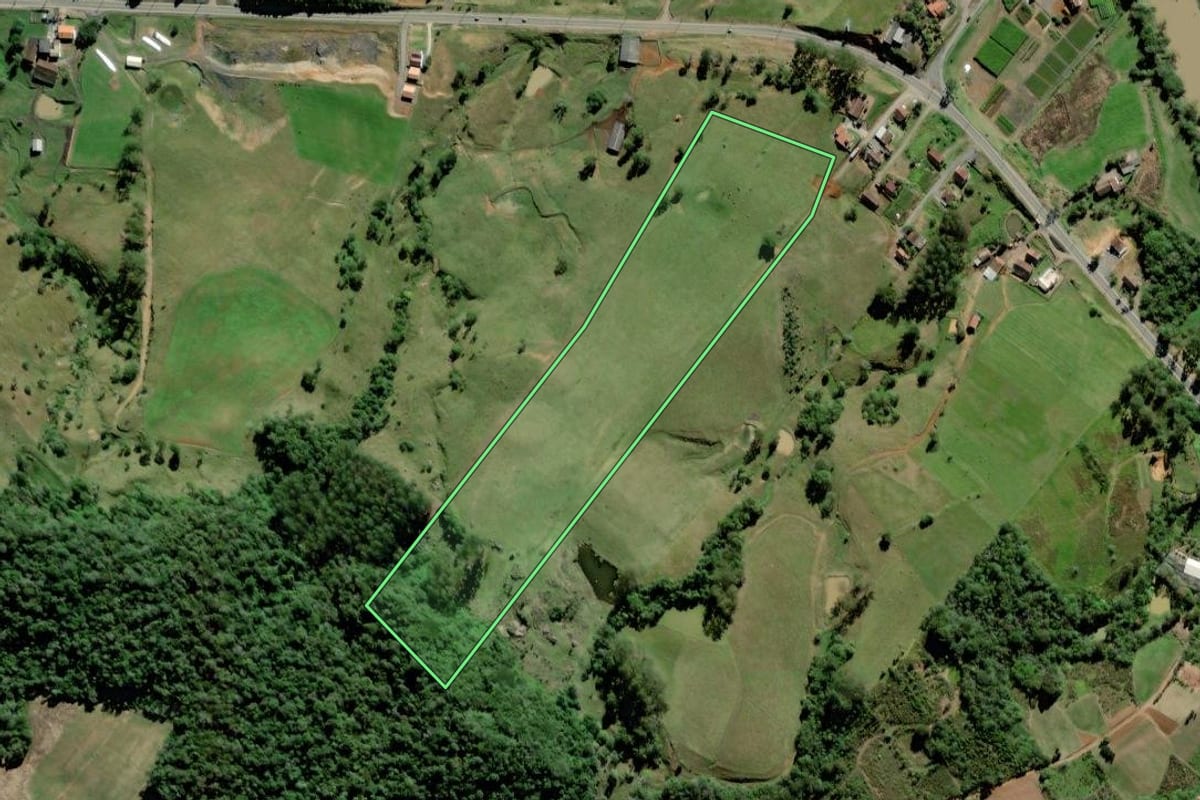 Imagem de satélite do imóvel rural em Laurentino (SC), com o contorno declarado no CAR desenhado por cima.