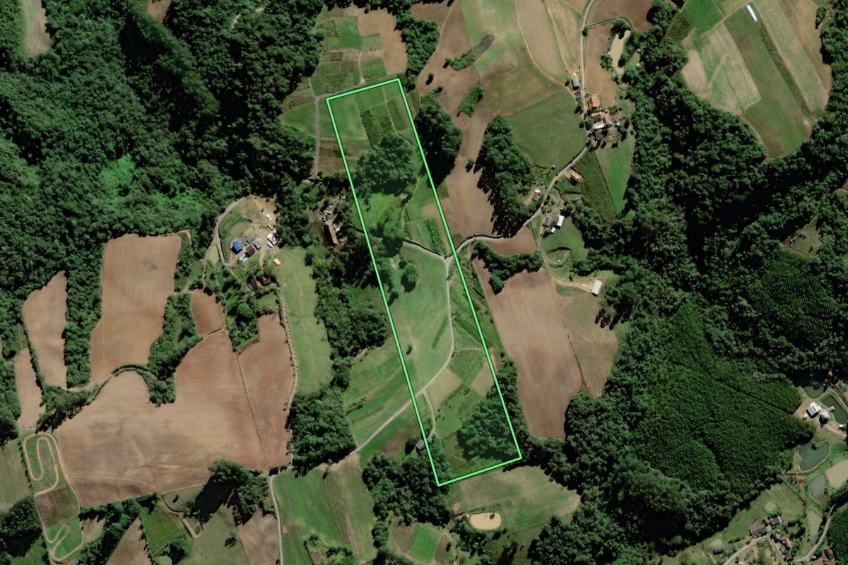 Imagem de satélite do imóvel rural em Laurentino (SC), com o contorno declarado no CAR desenhado por cima.