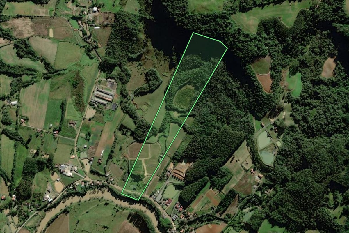 Imagem de satélite do imóvel rural em Laurentino (SC), com o contorno declarado no CAR desenhado por cima.