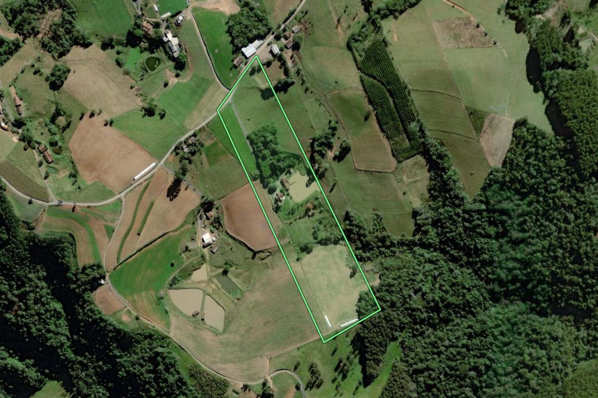 Imagem de satélite do imóvel rural em Laurentino (SC), com o contorno declarado no CAR desenhado por cima.