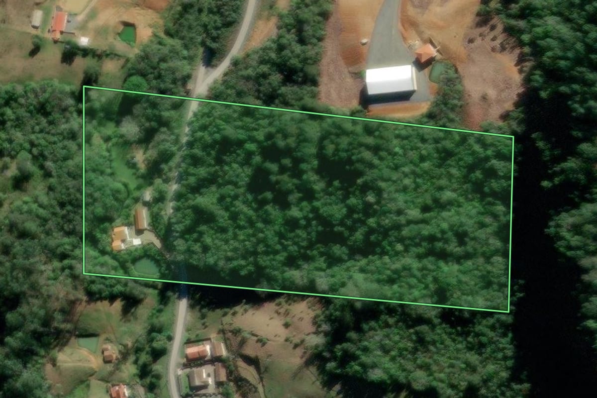 Imagem de satélite do imóvel rural em Laurentino (SC), com o contorno declarado no CAR desenhado por cima.