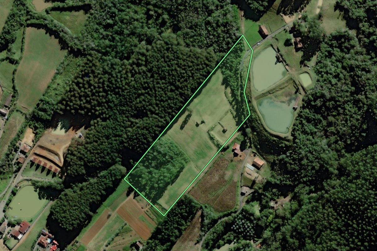 Imagem de satélite do imóvel rural em Laurentino (SC), com o contorno declarado no CAR desenhado por cima.