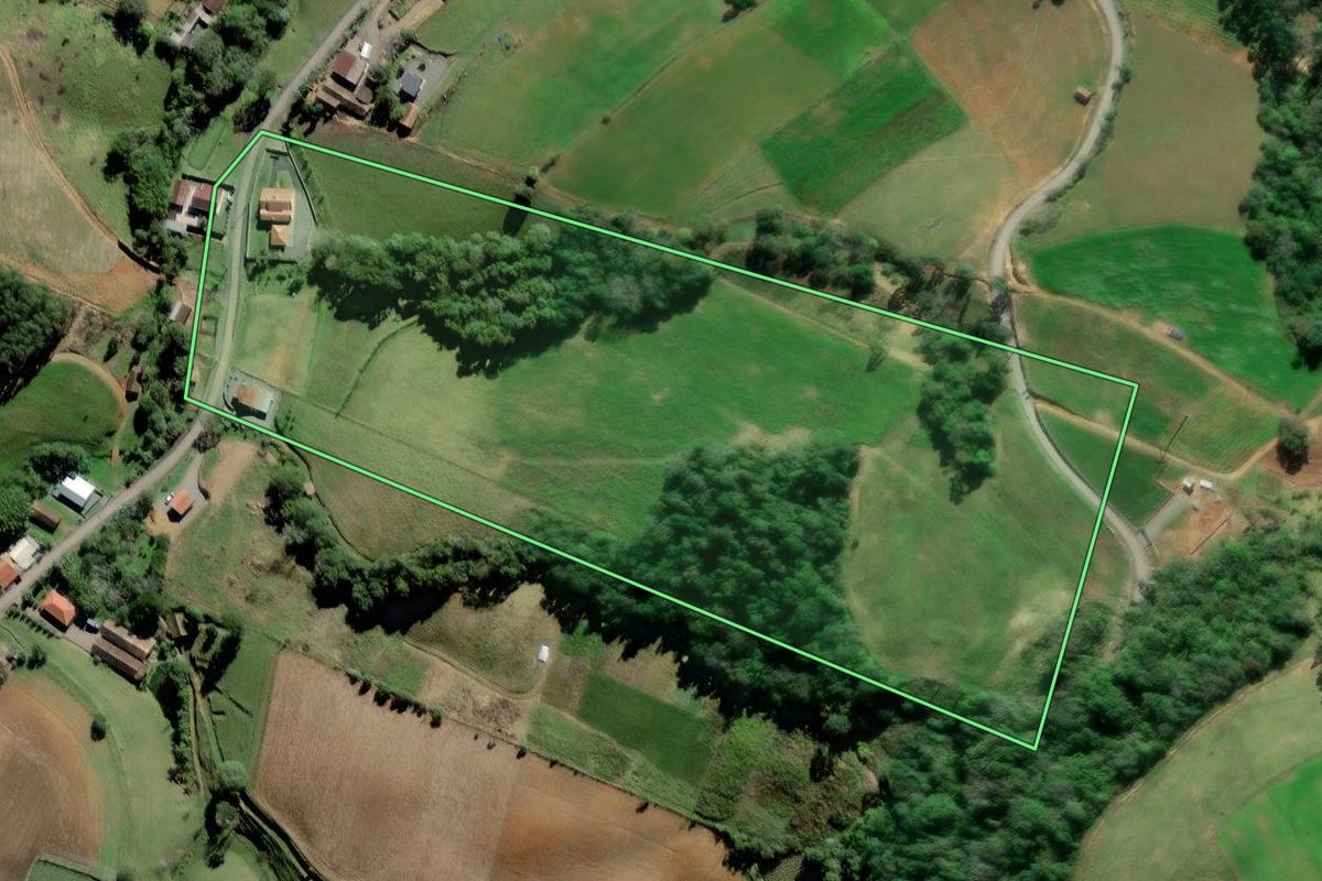 Imagem de satélite do imóvel rural em Laurentino (SC), com o contorno declarado no CAR desenhado por cima.