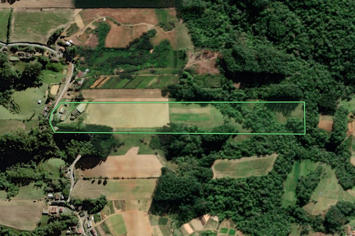 Imagem de satélite do imóvel rural em Laurentino (SC), com o contorno declarado no CAR desenhado por cima.