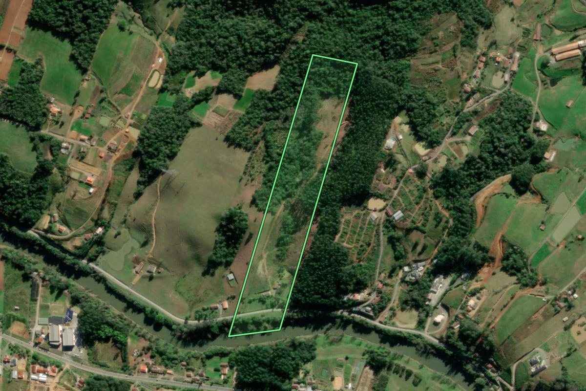 Imagem de satélite do imóvel rural em Laurentino (SC), com o contorno declarado no CAR desenhado por cima.