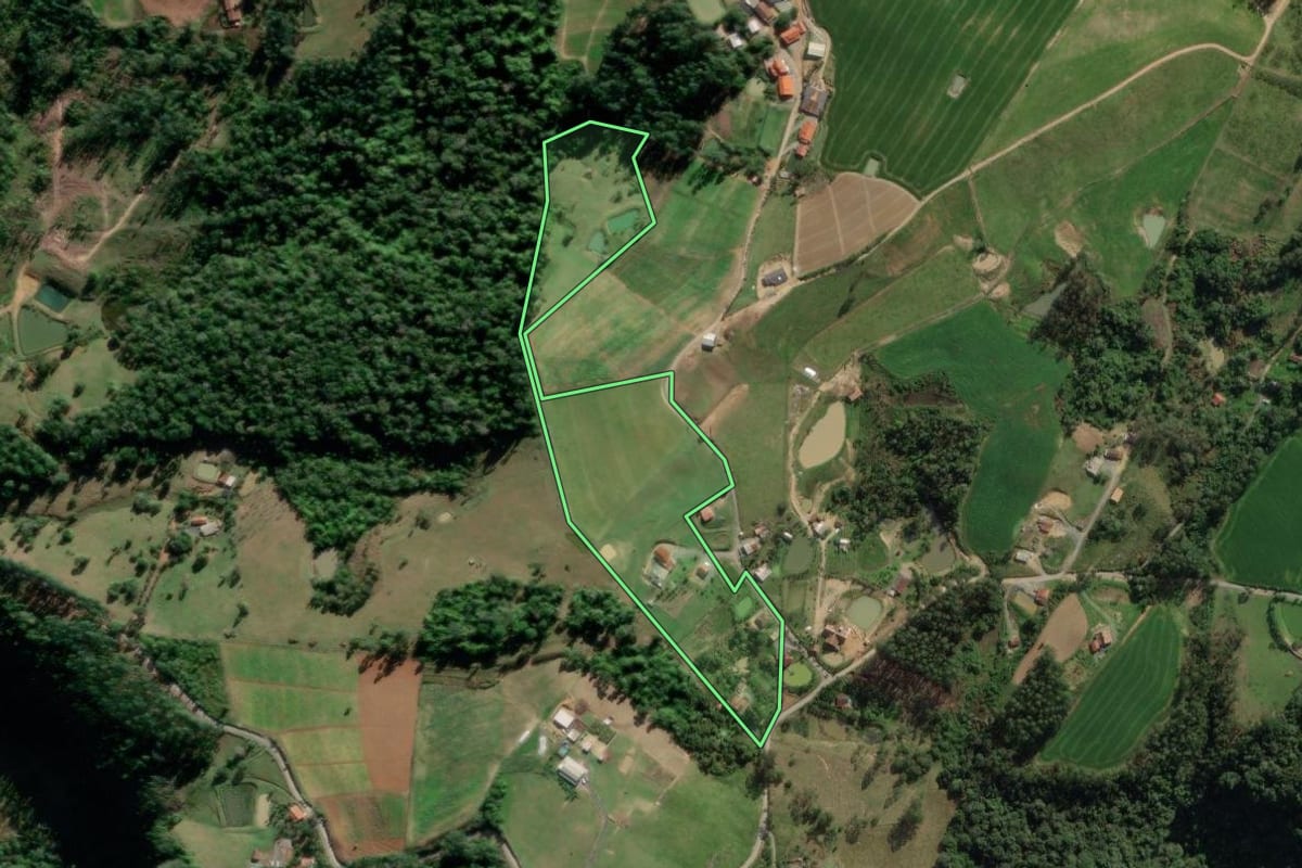 Imagem de satélite do imóvel rural em Laurentino (SC), com o contorno declarado no CAR desenhado por cima.