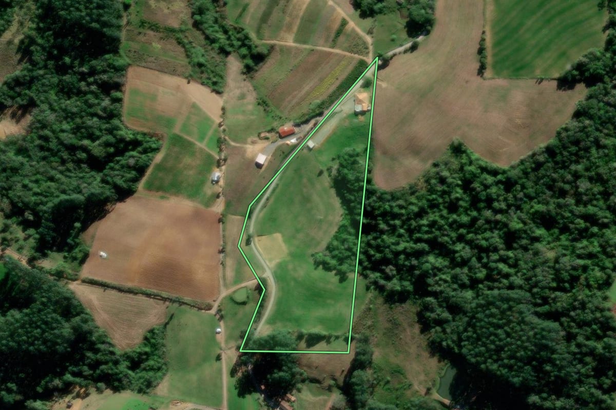 Imagem de satélite do imóvel rural em Laurentino (SC), com o contorno declarado no CAR desenhado por cima.