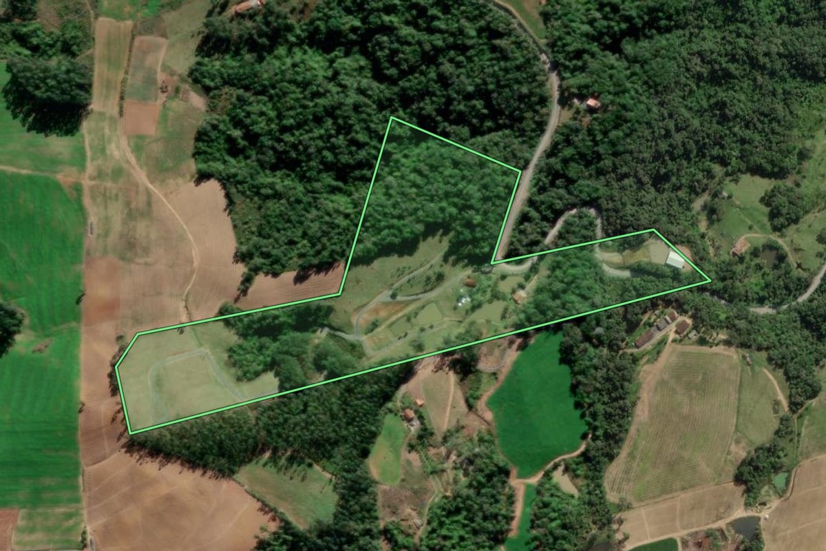 Imagem de satélite do imóvel rural em Laurentino (SC), com o contorno declarado no CAR desenhado por cima.