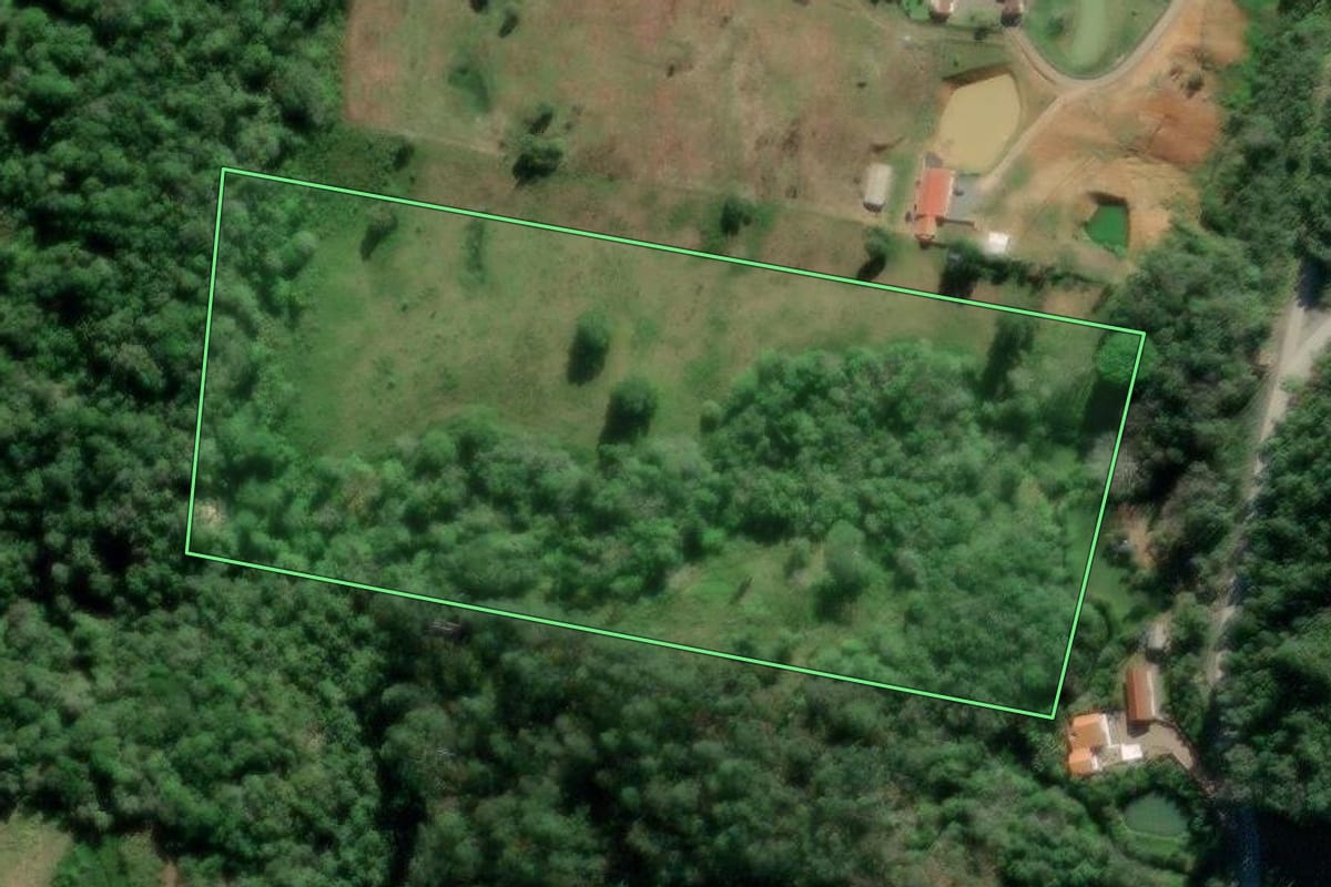 Imagem de satélite do imóvel rural em Laurentino (SC), com o contorno declarado no CAR desenhado por cima.