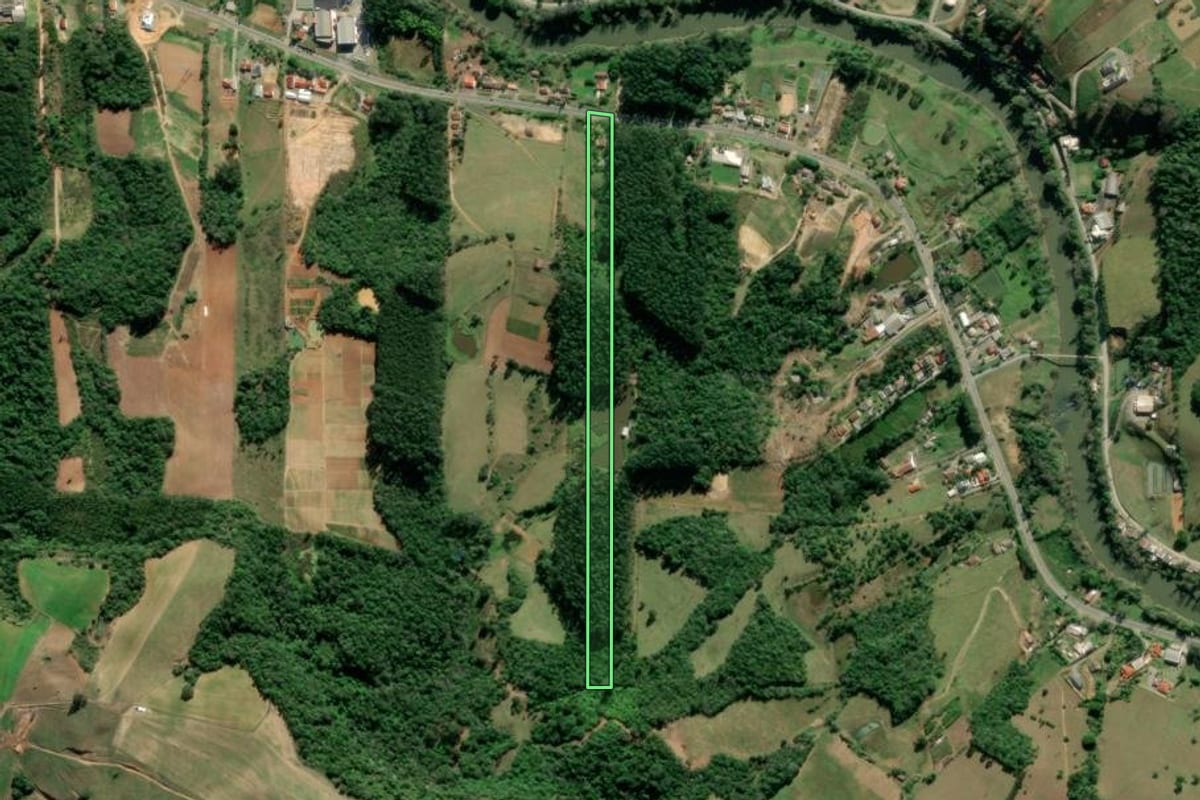 Imagem de satélite do imóvel rural em Laurentino (SC), com o contorno declarado no CAR desenhado por cima.