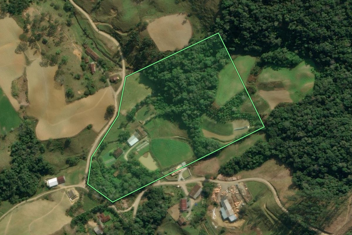 Imagem de satélite do imóvel rural em Presidente Nereu (SC), com o contorno declarado no CAR desenhado por cima.