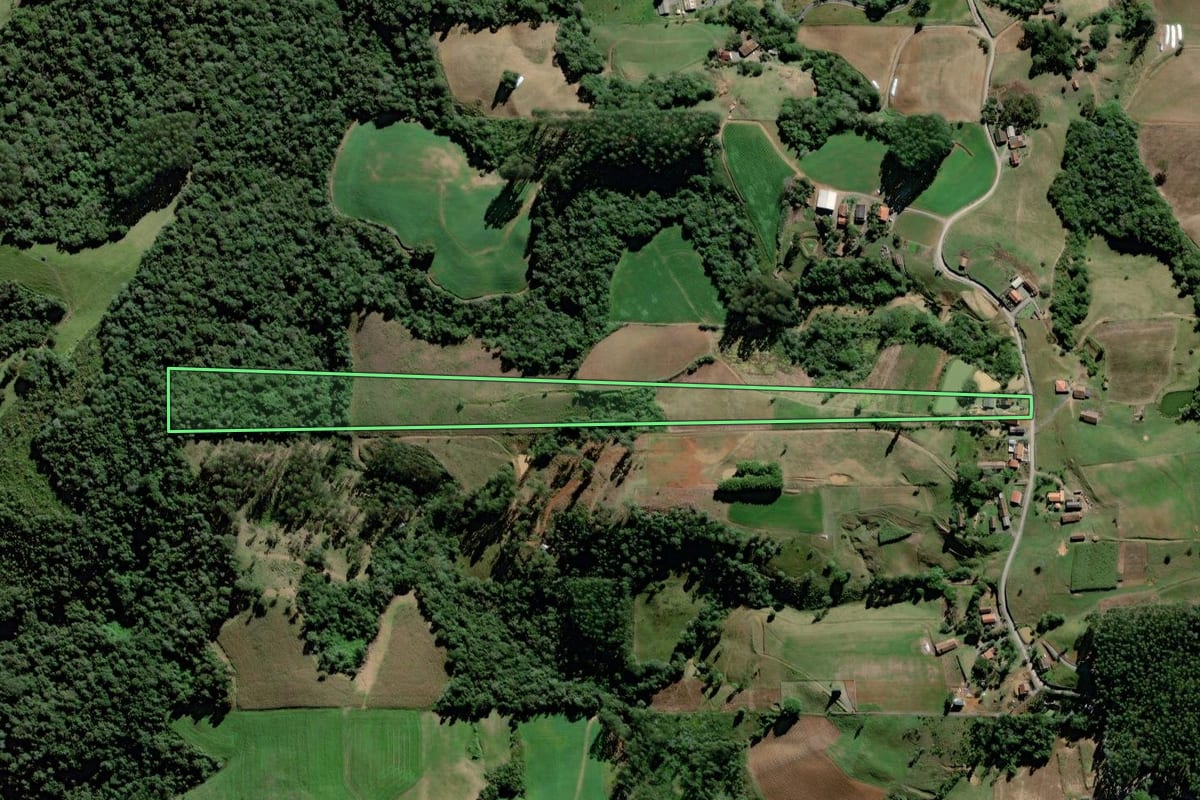 Imagem de satélite do imóvel rural em Laurentino (SC), com o contorno declarado no CAR desenhado por cima.