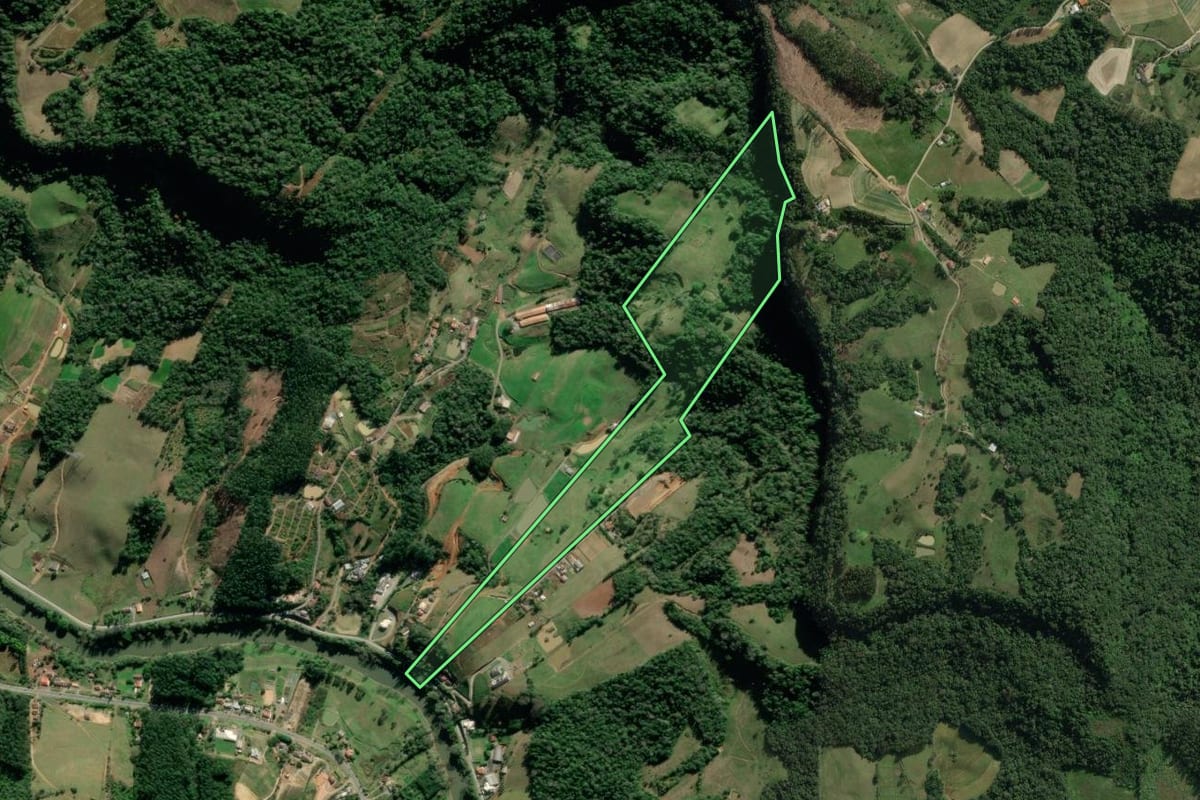 Imagem de satélite do imóvel rural em Laurentino (SC), com o contorno declarado no CAR desenhado por cima.