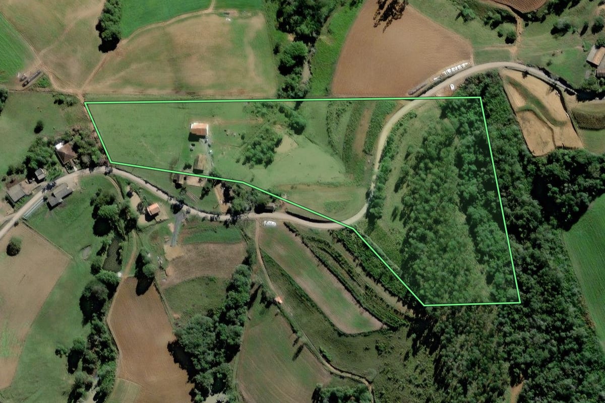 Imagem de satélite do imóvel rural em Laurentino (SC), com o contorno declarado no CAR desenhado por cima.