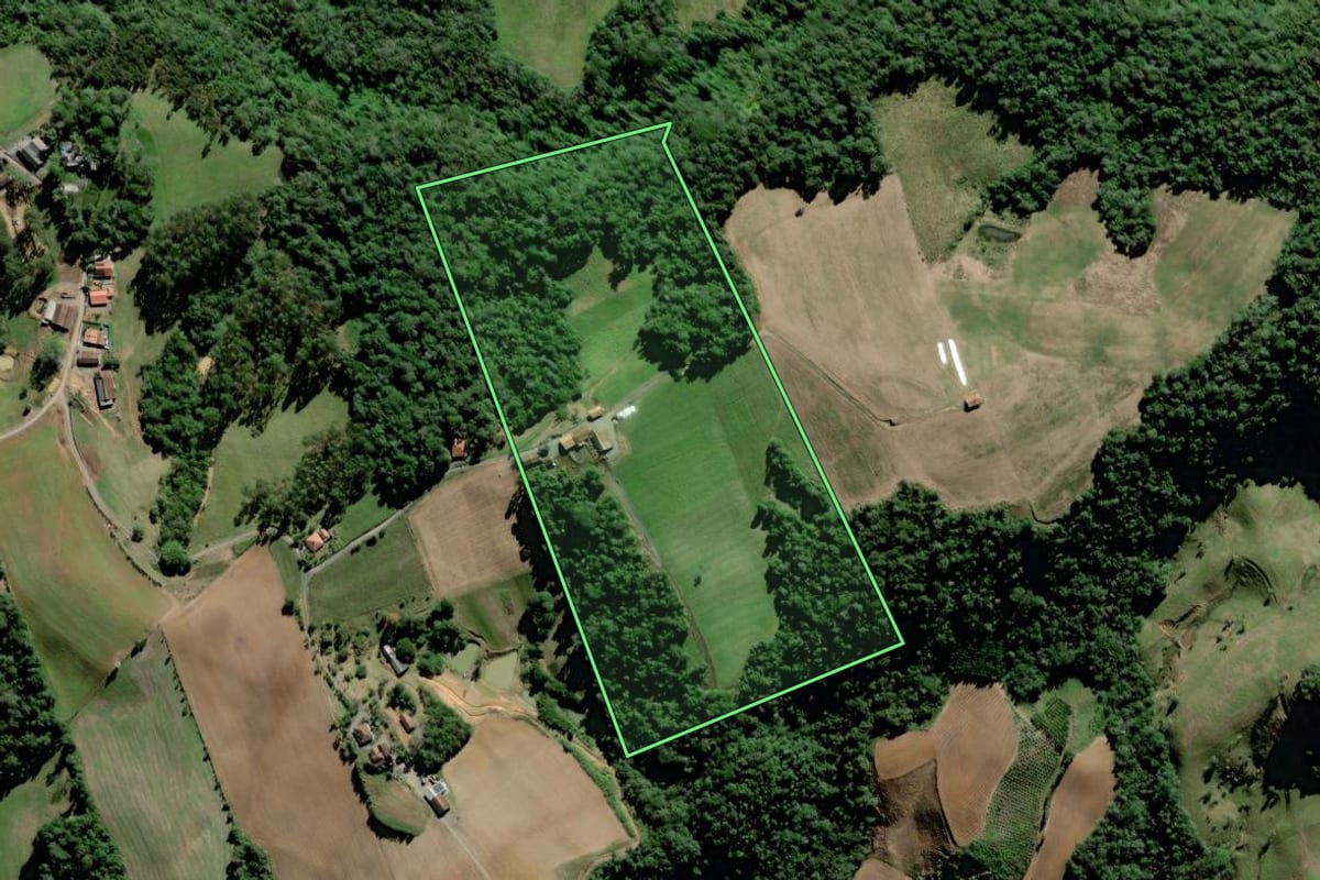 Imagem de satélite do imóvel rural em Laurentino (SC), com o contorno declarado no CAR desenhado por cima.