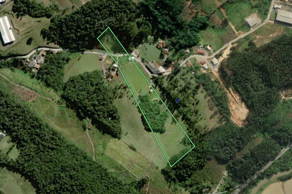 Imagem de satélite do imóvel rural em Laurentino (SC), com o contorno declarado no CAR desenhado por cima.