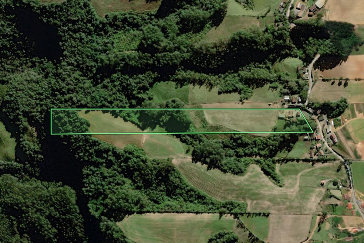 Imagem de satélite do imóvel rural em Laurentino (SC), com o contorno declarado no CAR desenhado por cima.
