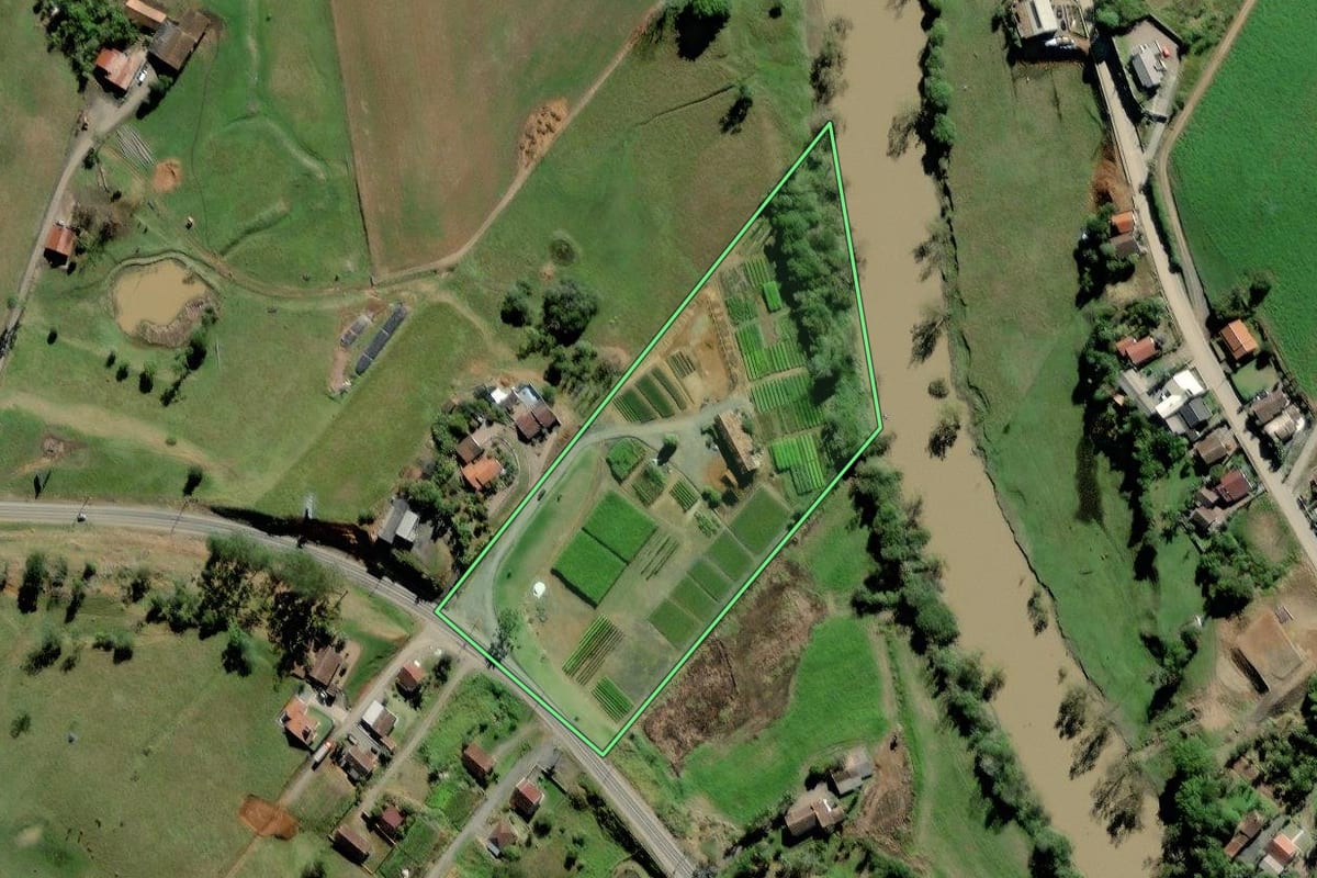 Imagem de satélite do imóvel rural em Laurentino (SC), com o contorno declarado no CAR desenhado por cima.
