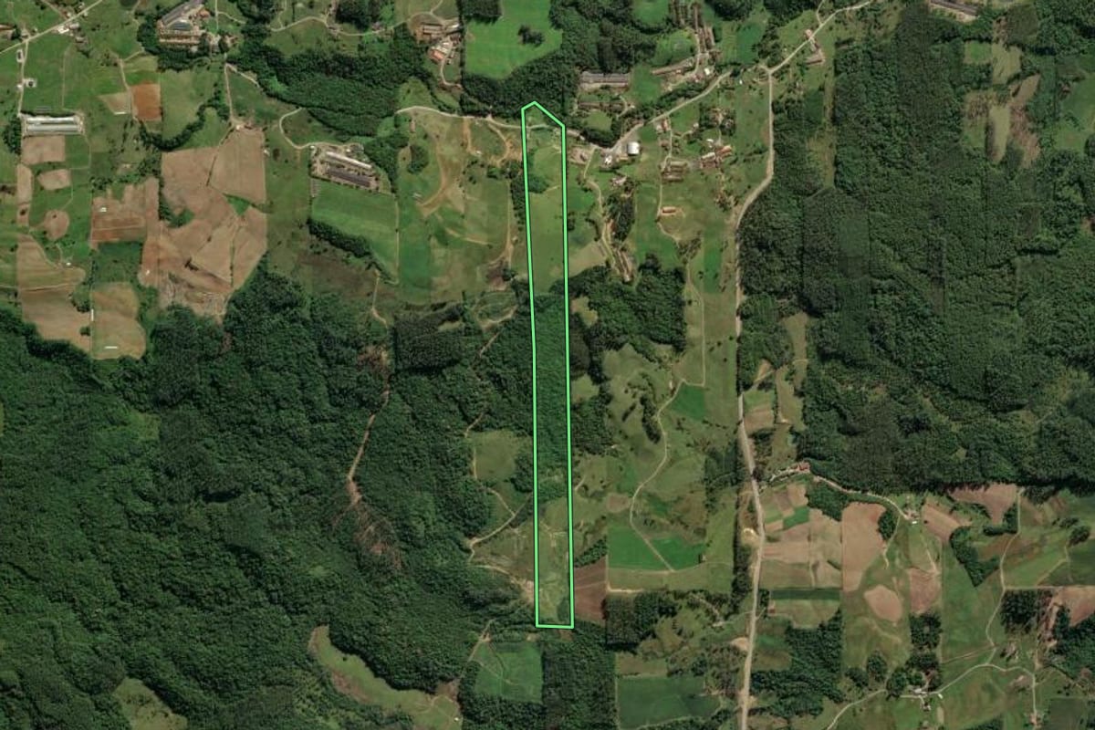 Imagem de satélite do imóvel rural em Lauro Müller (SC), com o contorno declarado no CAR desenhado por cima.