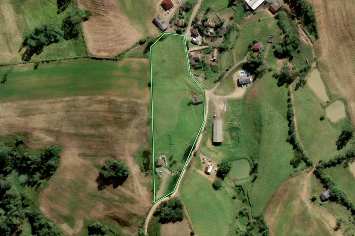 Imagem de satélite do imóvel rural em Lauro Müller (SC), com o contorno declarado no CAR desenhado por cima.